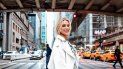 La actriz Irina Baeva pose en una calle de Nueva York. La actriz Irina Baeva pose en una calle de Nueva York.