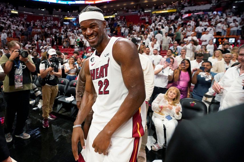 Jimmy Butler, alero del Heat de Miami, festeja la victoria sobre los Knicks de Nueva York en la semifinal de la Conferencia Este, el viernes 12 de mayo de 2023.