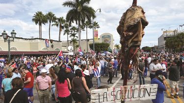 Las inmediaciones del restaurante Versailles fueron el centro de una de las mayores concentraciones que se celebró en Miami a propósito de la muerte del dictador Fidel Castro.