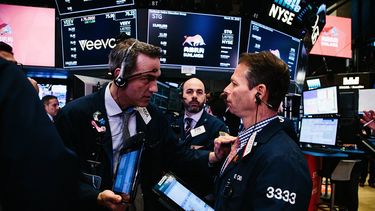 Agentes de bolsa trabajan en el piso de la Bolsa de Nueva York este 23 de marzo de 2018.&nbsp;