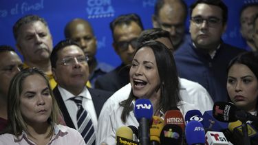 La líder opositora María Corina Machado habla durante una conferencia de prensa sobre la orden de arresto de su directora de campaña y otros ocho miembros de la oposición por su presunta participación en un complot para desestabilizar al gobierno en Caracas, Venezuela, el miércoles 20 de marzo de 2024. 