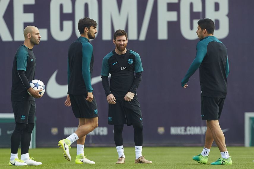Los jugadores del Barcelona (De izquierda a derecha) Javier Mascherano, Andre Gomes, Lionel Messi y Luis Suárez durante un entrenamiento.