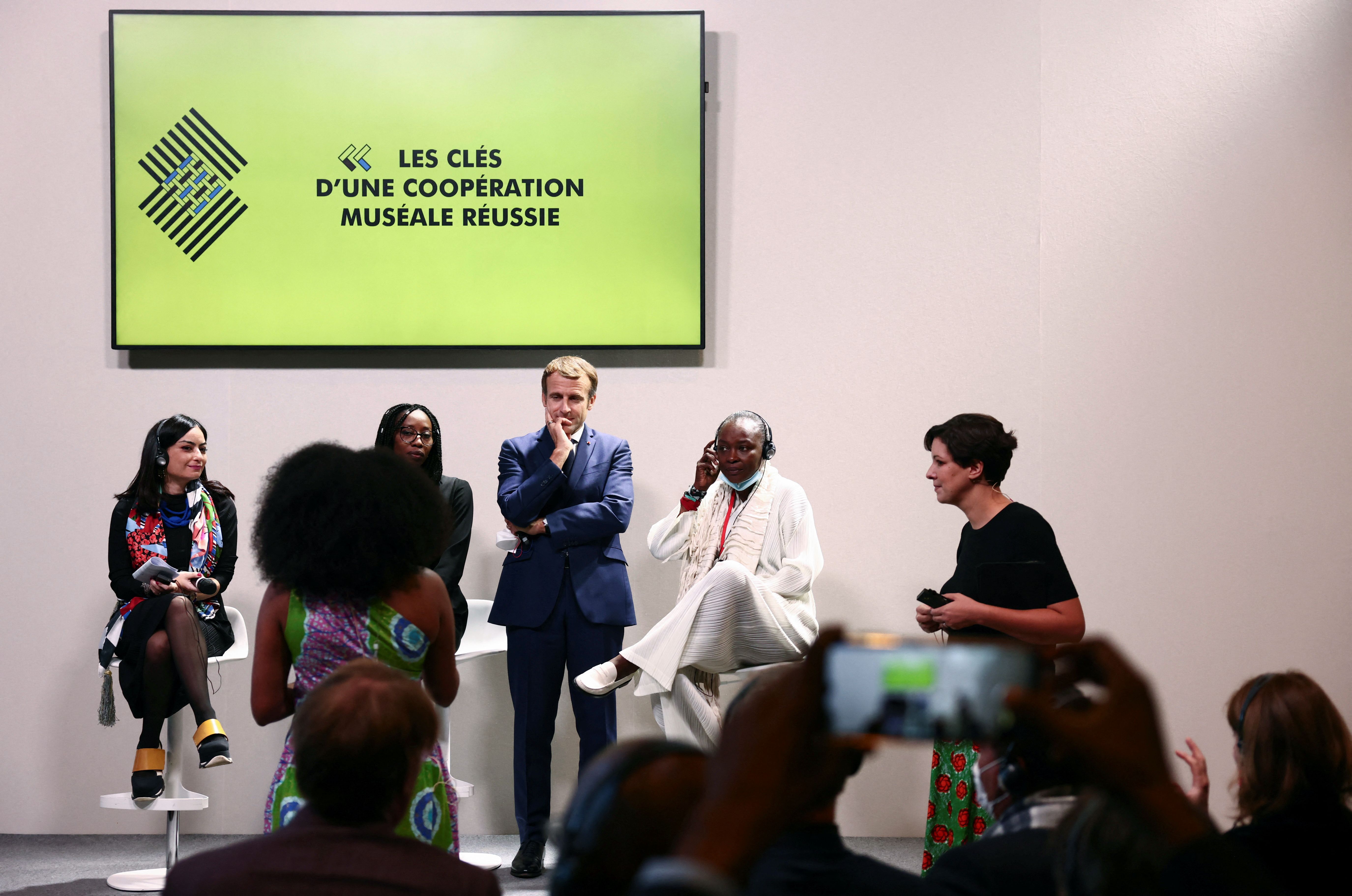 El presidente de Francia, Emmanuel Macron, escucha durante una conferencia sobre restituciones de la herencia africana en el stand de Benin en la cumbre África-Francia en Montpellier, sur de Francia, el 8 de octubre de 2021. El presidente de Francia, Emmanuel Macron, escucha durante una conferencia sobre restituciones de la herencia africana en el stand de Benin en la cumbre África-Francia en Montpellier, sur de Francia, el 8 de octubre de 2021.