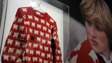 El suéter rojo adornado con un rebaño de ovejas que usó la princesa Diana cuando era joven es exhibido por la casa de subastas Sothebys en Londres, el lunes 17 de julio de 2023.