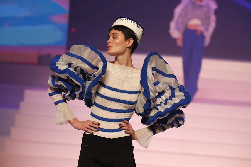 Una modelo presenta piezas de la colecci&oacute;n de alta costura primavera verano 2020 de Jean Paul Gaultier el mi&eacute;rcoles 22 de enero de 2020 en Par&iacute;s. Gaultier se despidi&oacute; de las pasarelas con este desfile de modas.&nbsp;