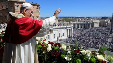 Esta fotografía, tomada y distribuida el 5 de abril de 2026 por The Vatican Media, muestra al Papa León XIV dirigiéndose a la multitud desde el balcón principal de la basílica de San Pedro para transmitir el mensaje Urbi et Orbi y la bendición a la ciudad y al mundo, como parte de las celebraciones de Pascua en el Vaticano.
