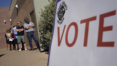 Gente esperando para votar en un centro electoral el martes 14 de junio de 2022 en Las Vegas.&nbsp;