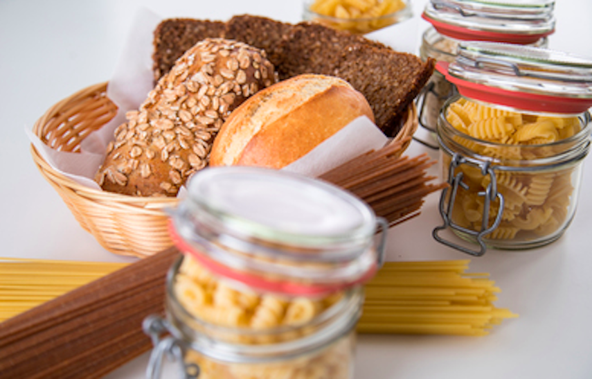 No todos los carbohidratos son malos, pero hay que saber elegir. Si come pan, que sea integral.