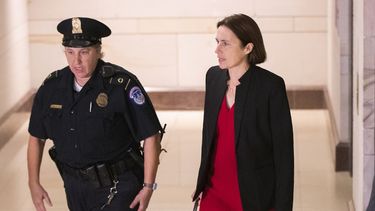 La exasesora de la Casa Blanca sobre Rusia, Fiona Hill, arriba a la sede del Congreso para declarar ante legisladores como parte de la investigación de juicio político contra el presidente Donald Trump, el lunes 14 de octubre del 2019 en Washington. 