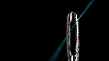 Imagen referencial a un hilo y aguja para coser