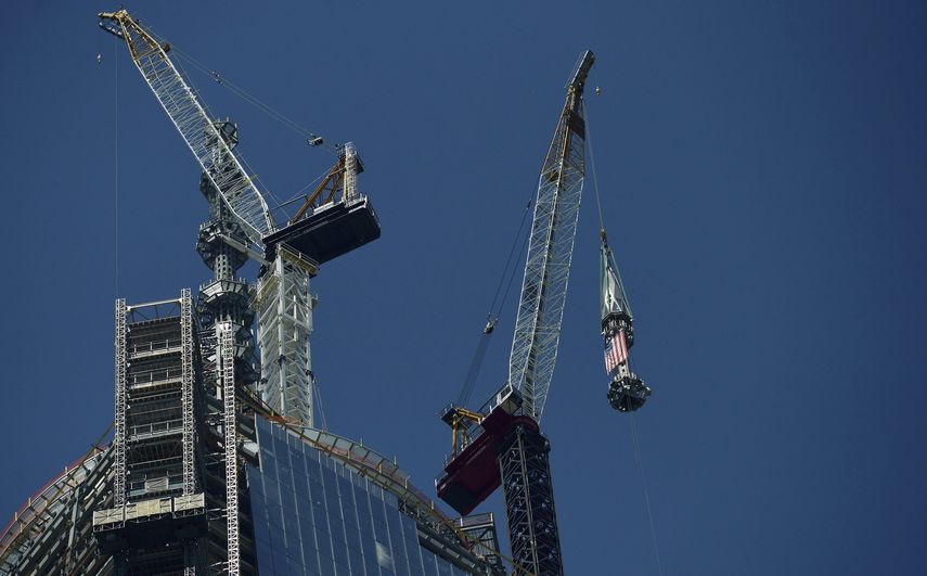 El uso de&nbsp;grúas&nbsp;en la&nbsp;construcción&nbsp;es muy común en EEUU, sobre todo en proyectos comerciales.&nbsp; La imagen muestra un vista general cuando se realizó el izado de la antena que corona el edificio más alto del nuevo World Trade Center, la llamada Torre de la Libertad, en Nueva York.