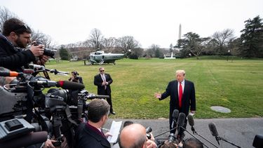 El presidente Donald Trump declara a los periodistas en la Casa Blanca.
