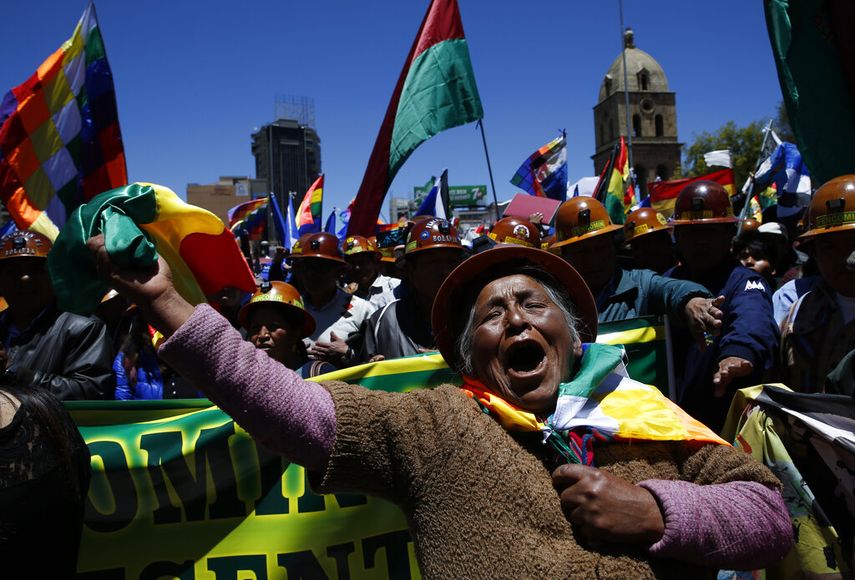 Una mujer que apoya&nbsp;a Evo Morales muestra su apoyo durante una marcha en La Paz, Bolivia, el 23 de octubre de 2019.