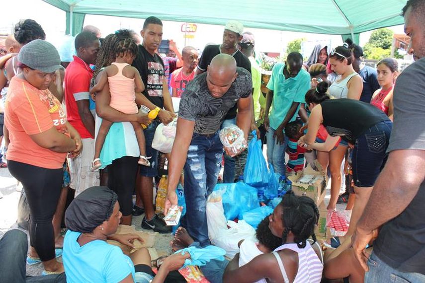Los africanos, que superan los 500, han pasado dos noches a la intemperie, sin acceso a baños, durmiendo en cartones sobre la calzada de la vía interamericana, que recorre el continente de norte a sur (EFE)  