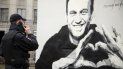 Un agente de policía habla por teléfono cerca de un grafiti con la imagen del encarcelado líder opositor ruso Alexei Navalny, en San Petersburgo, Rusia, el 28 de abril de 2021. Un agente de policía habla por teléfono cerca de un grafiti con la imagen del encarcelado líder opositor ruso Alexei Navalny, en San Petersburgo, Rusia, el 28 de abril de 2021.