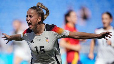 La alemana Giulia Gwinn celebra tras anotar el gol de penal para la victoria 1-0 ante España en el partido por la medalla de bronce del fútbol femenino de los Juegos Olímpicos de París, el viernes 9 de agosto de 2024, en Decines, Francia.&nbsp;
