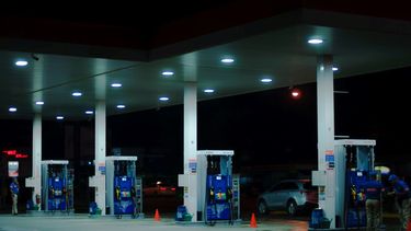 Una estación de gasolinera.