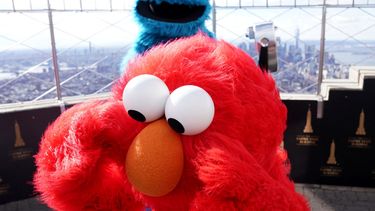 Alrededor de 650.000 usuarios siguen al personaje de Plaza Sésamo, el monstruo rojo peludo que enseña a su joven audiencia la amabilidad y la paciencia