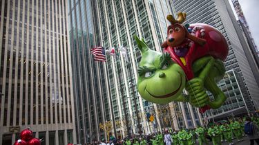 En esta foto del 28 de noviembre del 2019, el globo del Grinch flota sobre la Sexta Avenida de Manhattan durante el desfile anual de Acción de Gracias.&nbsp;