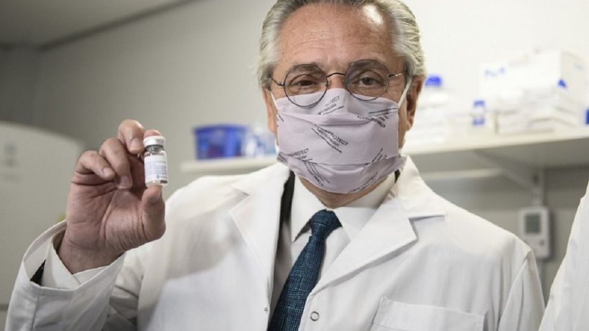 Imagen del folleto difundido por la presidencia argentina del presidente Alberto Fernández sosteniendo un frasco que contiene un suero terapéutico equino para tratar pacientes con COVID-19, en el Laboratorio Inmunova, en San Martín, Buenos Aires el 11 de enero de 2021. El suero equino hiperinmune desarrollado por científicos argentinos para el tratamiento del COVID-19 estará disponible a partir del lunes para uso hospitalario y para organismos de salud del país sudamericano, anunciaron el director científico del proyecto y el gobierno.