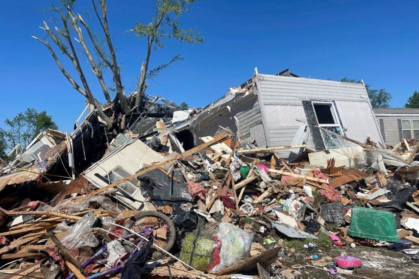 Escombros es lo que queda de una casa móvil que fue arrasada por una tormenta en el parque de casas móviles Pavilion Estates, justo al este de Kalamazoo, Michigan, el miércoles 8 de mayo de 2024.