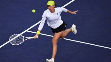 La polaca Iga Swiatek busca una pelota en un partido contra la rusa Mirra Andreeva, el 14 de marzo de 2025.