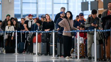 La gente espera en la fila del control de seguridad en el Aeropuerto.