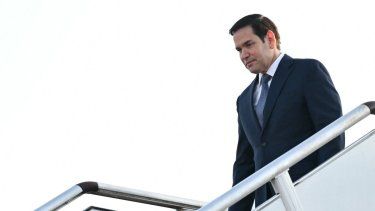 El secretario de Estado estadounidense, Marco Rubio, desembarca a su llegada a la Base Aérea de Subang, a las afueras de Kuala Lumpur, el 10 de julio de 2025.