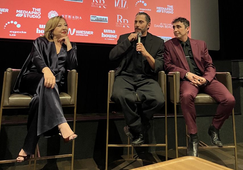 Paco León, Carmen Machi y Canco Rodríguez se dirigen al público desde el podio tras el estreno