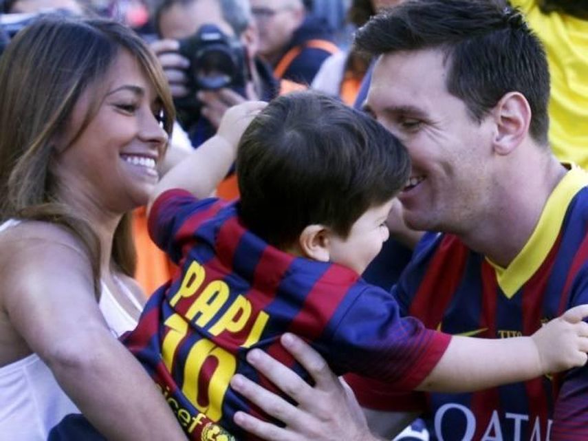 Messi junto a su esposa y su primer hijo, Thiago. (EFE)