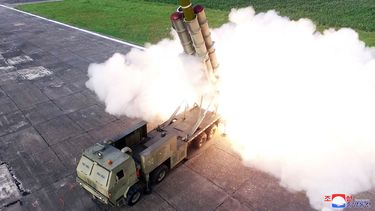 Fotografía del 24 de agosto de 2019 del lanzamiento de un misil no especificado en una ubicación confidencial en Corea del Norte.