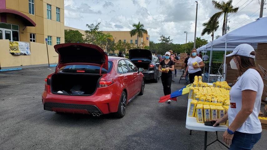 La Embajada de Venezuela en Estados Unidos entrega alimentos gratuitos a la di&aacute;spora en Miami.
