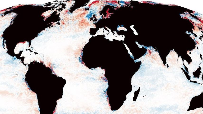 Las áreas rojas indican regiones donde los océanos se están oscureciendo, mientras que las azules indican regiones donde se están aclarando.&nbsp;