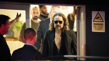 El Russell Brand sale del teatro Troubabour Wembley Park en Londres después de un espectáculo de comedia el sábado 16 de septiembre de 2023. YouTube informó que la cuenta del actor fue suspendida.&nbsp;