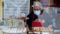 Una señora trabaja en una dulcería. Una señora trabaja en una dulcería.
