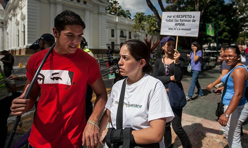 Migdelis Miranda (d), una madre lesbiana viuda, acudió el 16 de diciembre de 2014 a la Asamblea Nacional de Venezuela, acompañada por un grupo de activistas por la aprobación del matrimonio entre personas del mismo sexo, para solicitar el reconocimient