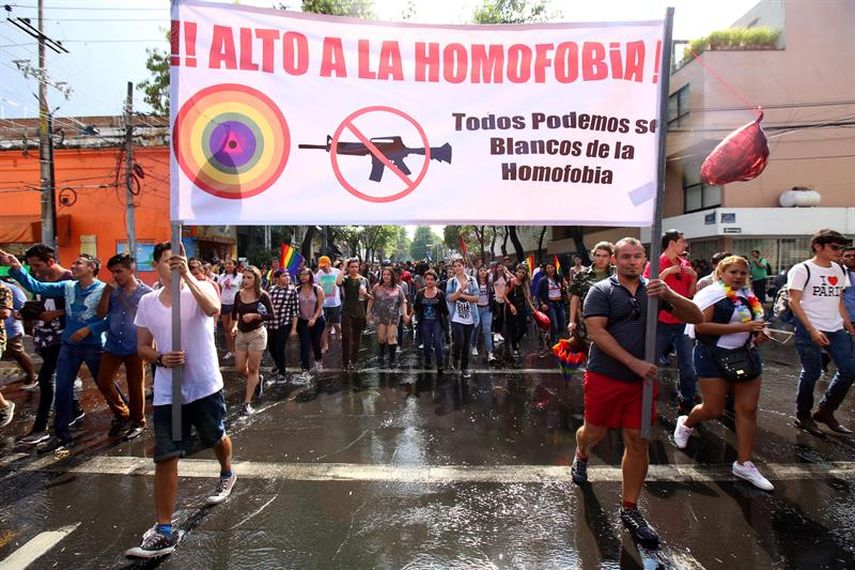 Miembros y simpatizantes de la comunidad homosexual participan el sábado 18 de junio de 2016, en la Marcha por el Orgullo Gay en la ciudad mexicana de Guadalajara, donde exigieron respeto a sus derechos y protestaron en contra del ataque al bar Pulse