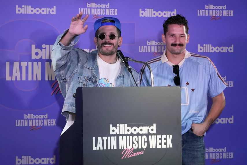 Los músicos Mau y Ricky llegan a una conferencia de prensa sobre la Semana Billboard de la Música Latina el 26 de agosto de 2024, en Miami Beach, Florida.