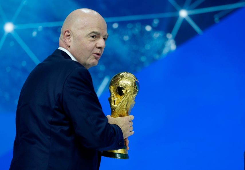 El presidente de la FIFA Gianni Infantino se retira con el trofeo de la Copa del Mundo durante al Foro Económico Mundial en Davos, Suiza, el 23 de mayo de 2022.&nbsp;