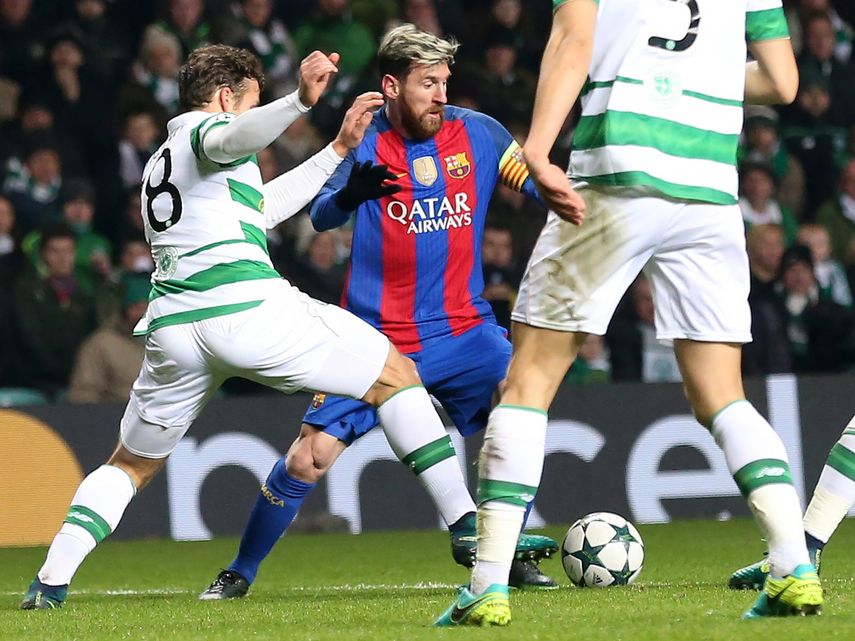 El jugador del&nbsp;Barcelona&nbsp;Lionel Messi (centro) disputa el balón con Scott Brown (izquierda) del Celtic
