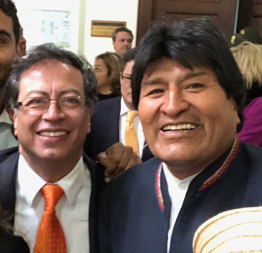 El candidato colombiano Petro Gustavo el 07AGO18 junto a Evo Morales en Bogotá.&nbsp;