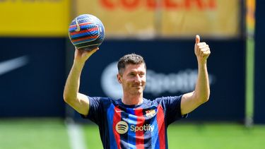 El delantero polaco del FC Barcelona, Robert Lewandowski, posa para las fotos durante su presentación oficial en el estadio Camp Nou &nbsp; &nbsp;