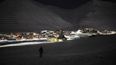 El residente del poblado de Svalbard Kirke, Lars-Olav Tunheim, desciende de la montaña Plataberget durante una caminata en Longyearbyen, Noruega, el miércoles 11 de enero de 2023. A medida que el cambio climático afecta al archipiélago de Svalbard más rápido y más profundo que el resto del mundo, su pastora está ayudando a la comunidad de mineros y ambientalistas a luchar contra la transformación en este desierto gélido implacable e imponente.&nbsp;