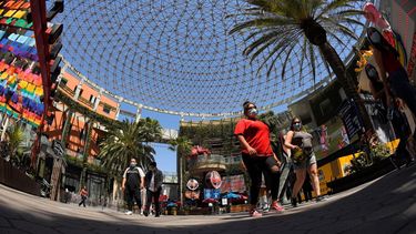 Varias personas recorren el paseo turístico Universal CityWalk el jueves 11 de junio de 2020, cerca de Universal City, California, el cual fue reabierto recientemente tras ser cerrado debido a la pandemia de coronavirus.&nbsp;
