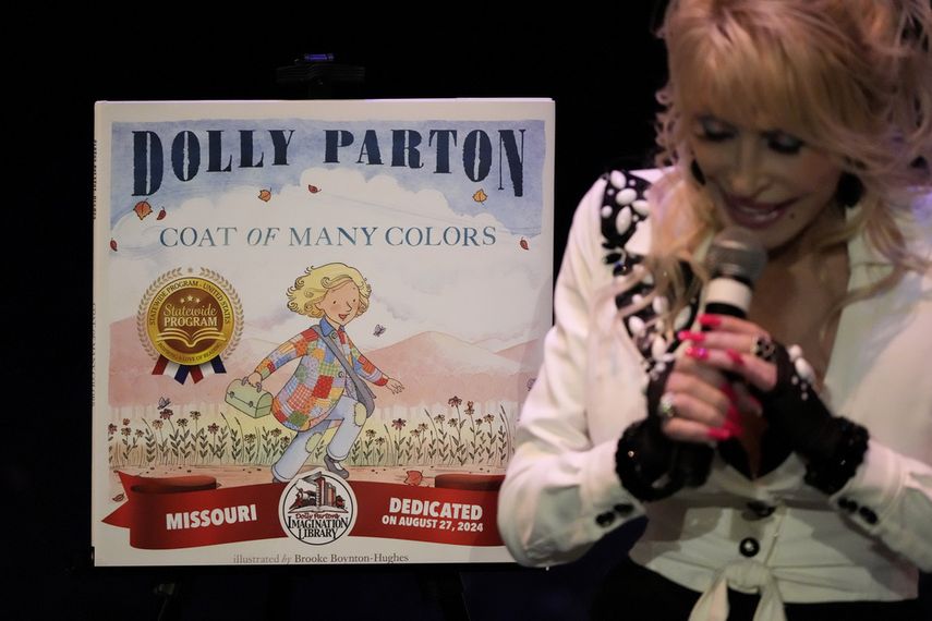 Dolly Parton se dirige a los asistentes a un evento para celebrar la expansión de su programa Imagination Library en todo el estado de Missouri, el martes 27 de agosto de 2024, en Kansas City, Missouri.&nbsp;