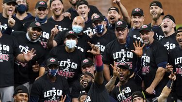 El dominicano Marcell Ozuna finge tomar una selfie con sus compa&ntilde;eros de los Bravos de Atlanta, que eliminaron a los Marlins de Miami el jueves 8 de octubre de 2020 en la serie divisional de la Liga Nacional&nbsp;