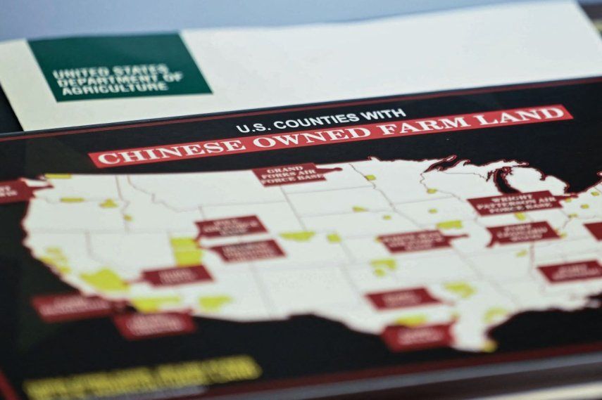 Un mapa de los condados de Estados Unidos con tierras agrícolas de propiedad china se observa mientras la secretaria de Agricultura, Brooke Rollins, está sentada durante una reunión del gabinete presidida por el presidente Donald Trump en la Sala del Gabinete de la Casa Blanca en Washington, DC, el 8 de julio de 2025.