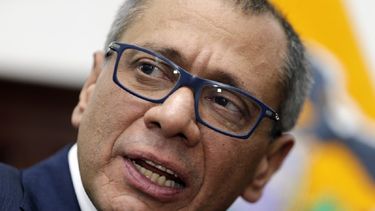 En esta foto de archivo del 12 de septiembre de 2017, el exvicepresidente ecuatoriano Jorge Glas habla durante una entrevista en su oficina en Quito, Ecuador.