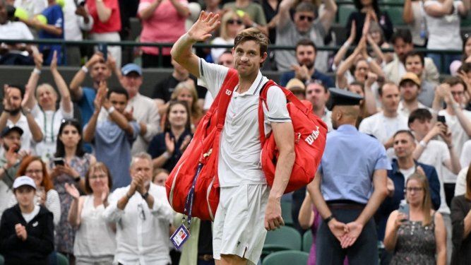 El chileno Nicolás Jarry saluda al público después de su derrota en Wimbledon, el 6 de julio de 2025.