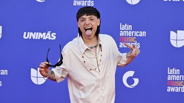 El cantante mexicano Peso Pluma llega a la octava entrega anual de los Premios de la Música Latinoamericana en el MGM Grand Garden Arena en Las Vegas, Nevada, el 20 de abril de 2023.&nbsp; &nbsp;